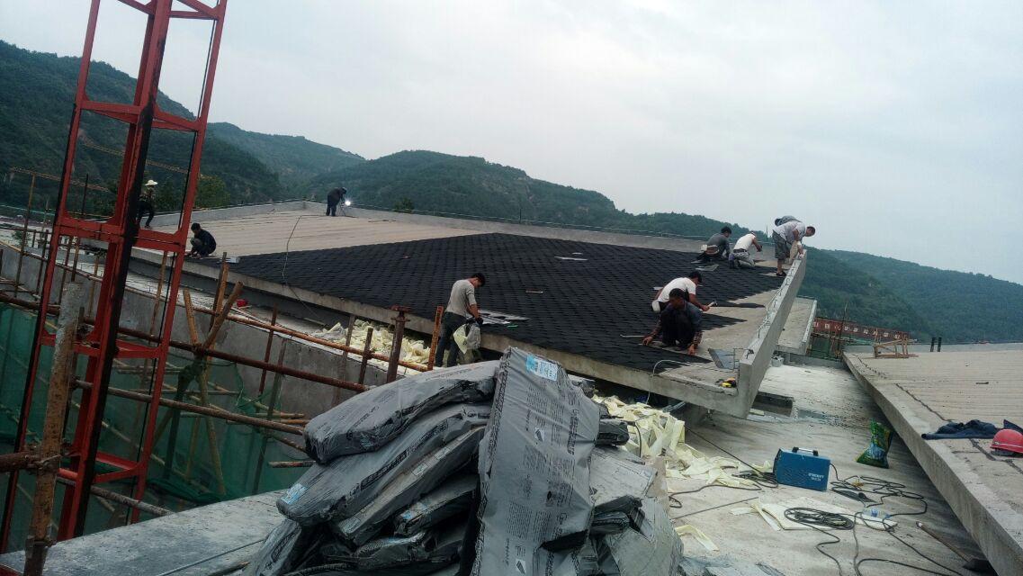 沥青瓦工人施工协作.jpg 沥青瓦工人施工协作.jpg