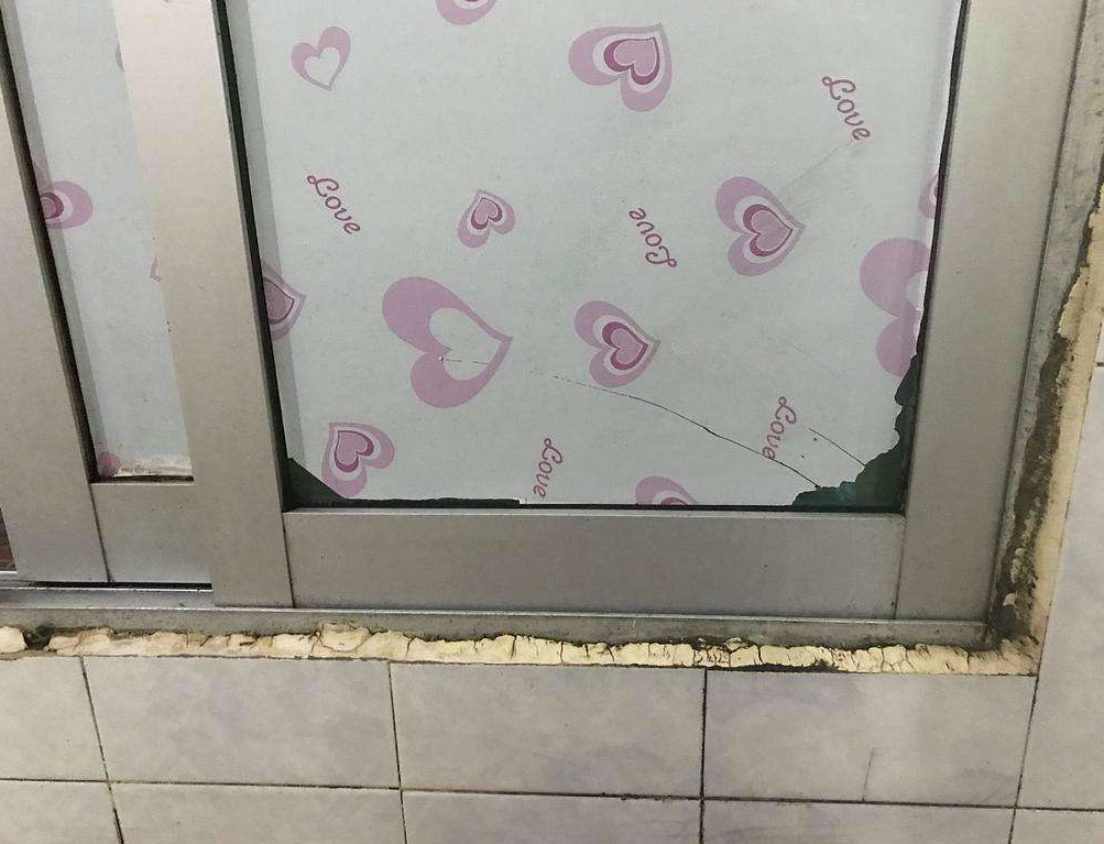 如何去除玻璃表面的贴膜.png 如何去除玻璃表面的贴膜.png