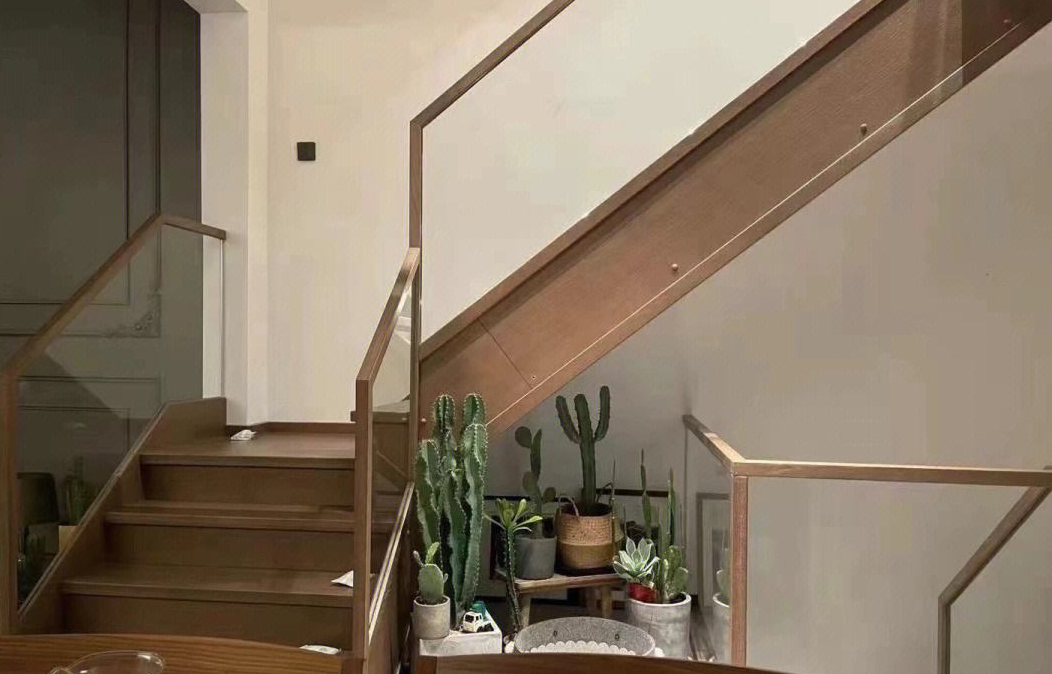 玻璃楼梯扶手的优缺点.png 玻璃楼梯扶手的优缺点.png