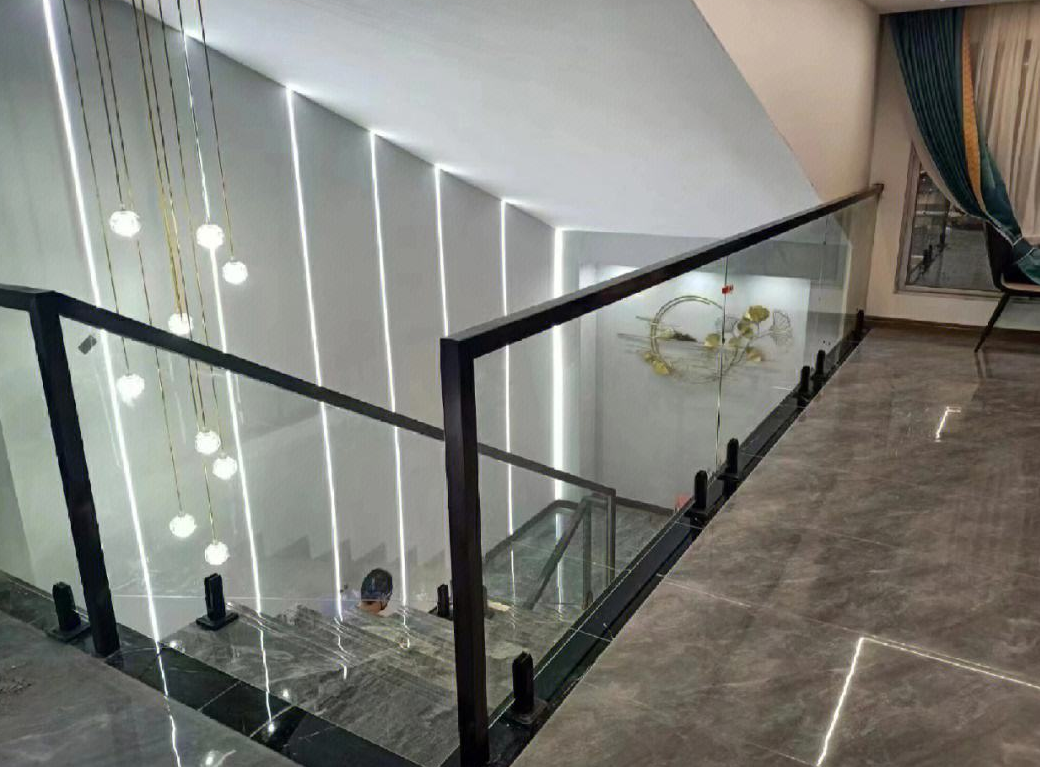 钢化玻璃扶手特点是什么?.png 钢化玻璃扶手特点是什么?.png