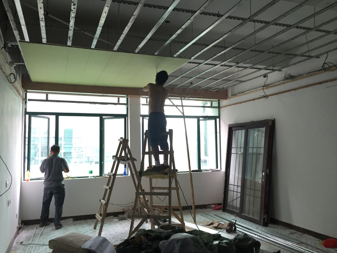 自建房客厅吊顶该如何选择建筑材料.png 自建房客厅吊顶该如何选择建筑材料.png